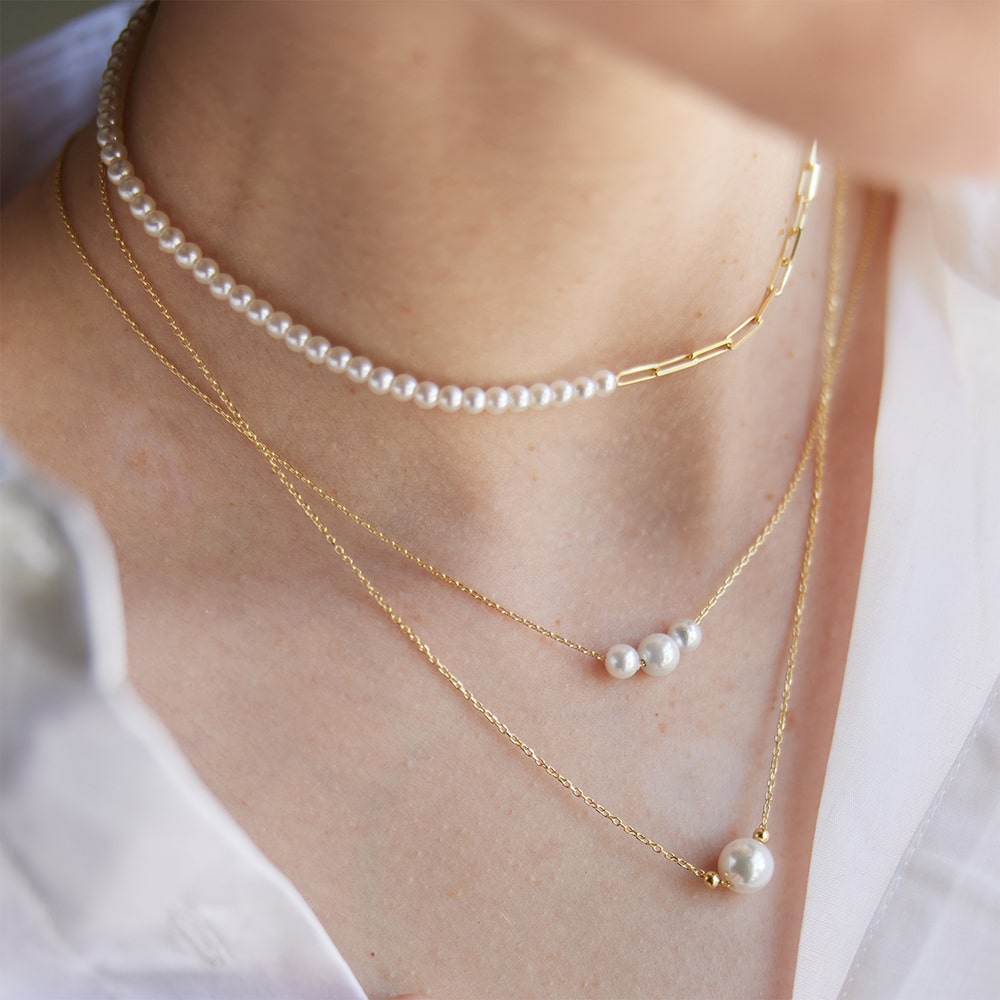 A modern twist on the classic pearl necklace, the Laura Gold Chain Necklace features a vintage white pearl and two gold beads. This very delicate sustainable necklace is all about simplicity.&nbsp;