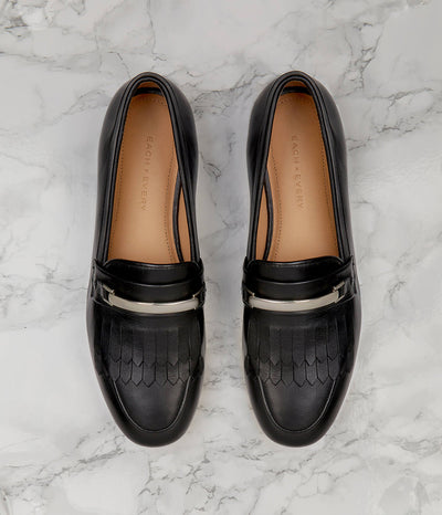 Crafted from supple leathers, our Elan loafer adds a feminine twist to the timeless loafer design. A signature Each x Every insole ensures a supportive glove-like fit, while the modern almond toe easily transitions from day-to-night wear. Androgynous yet elegant, the Elan is available either plan or with a tassel fringe and metal trim to smarten your mid-week and weekend wardrobe.