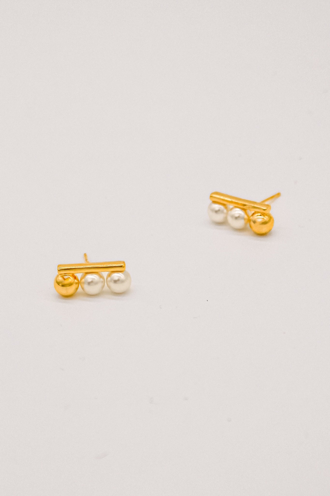 Jin Simple Stud Pearl Earrings - Gold