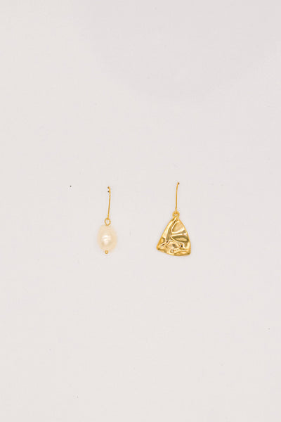 Jin Triangle Pearl Gold Earrings