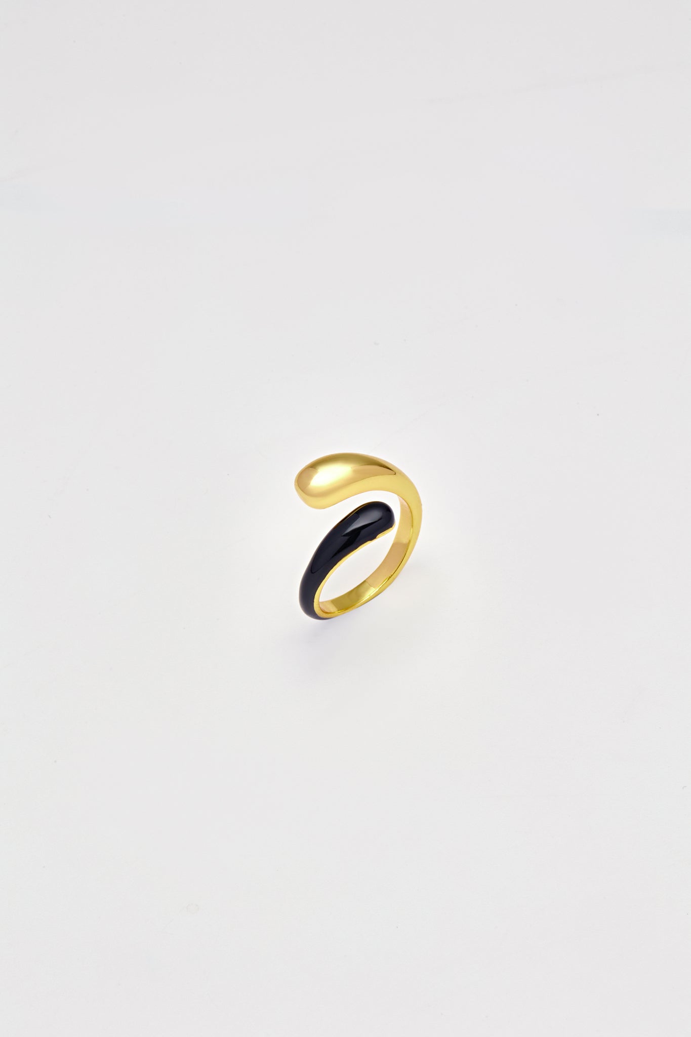 Overlap Round Black Enamel Gold  Ring