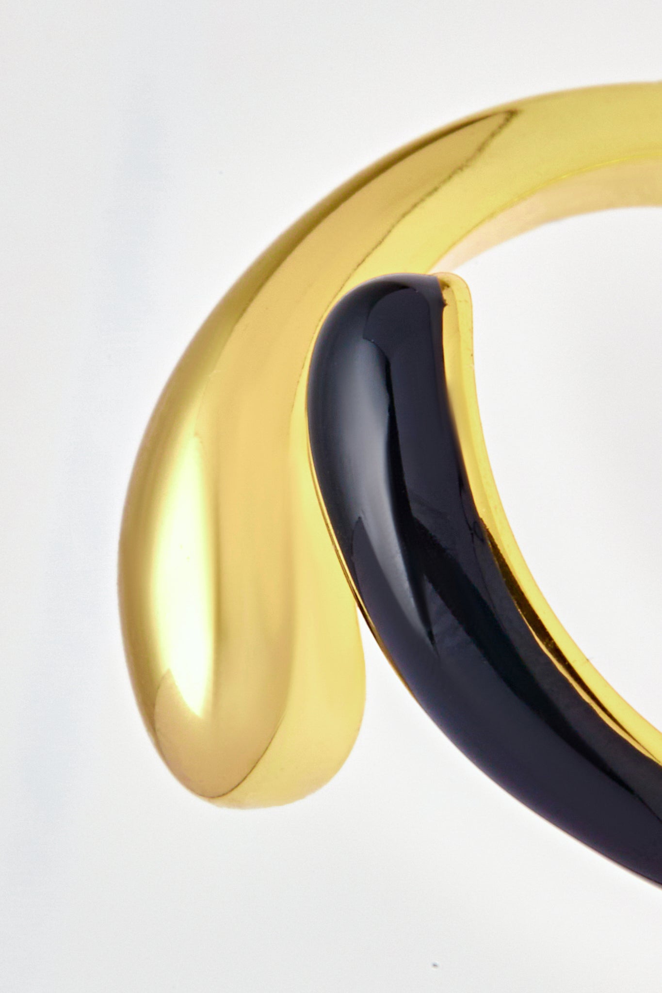 Overlap Round Black Enamel Gold  Ring