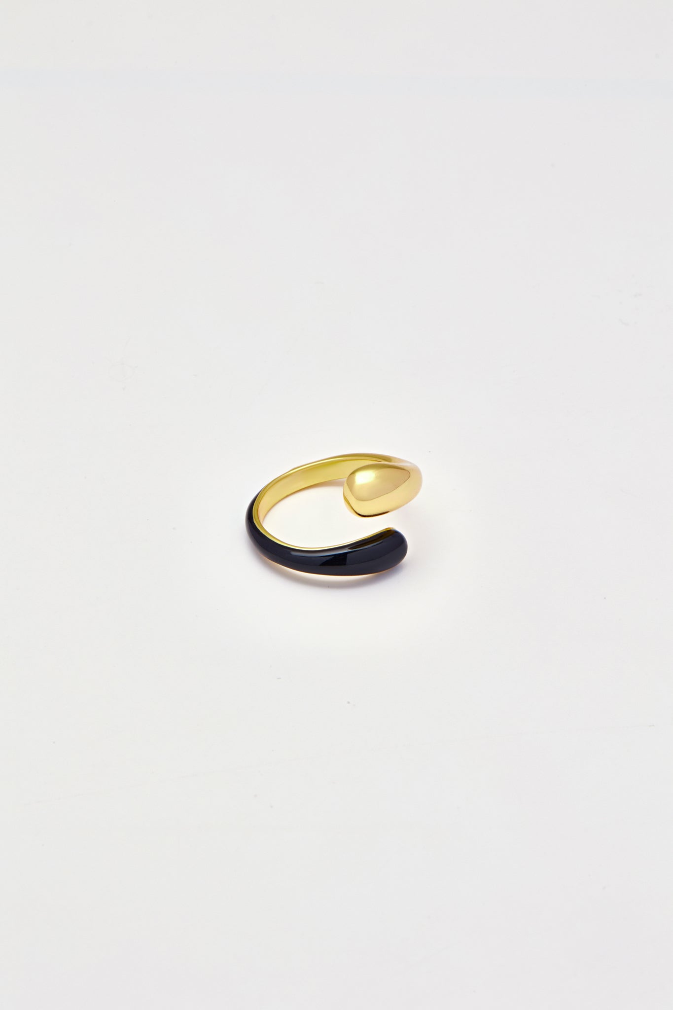 Overlap Round Black Enamel Gold  Ring