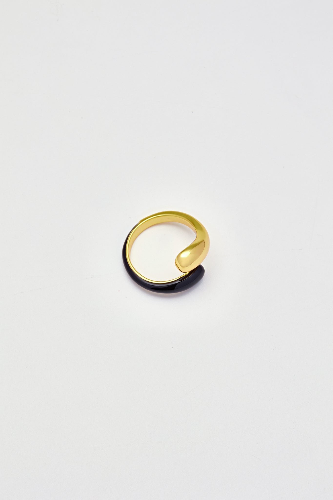 Overlap Round Black Enamel Gold  Ring