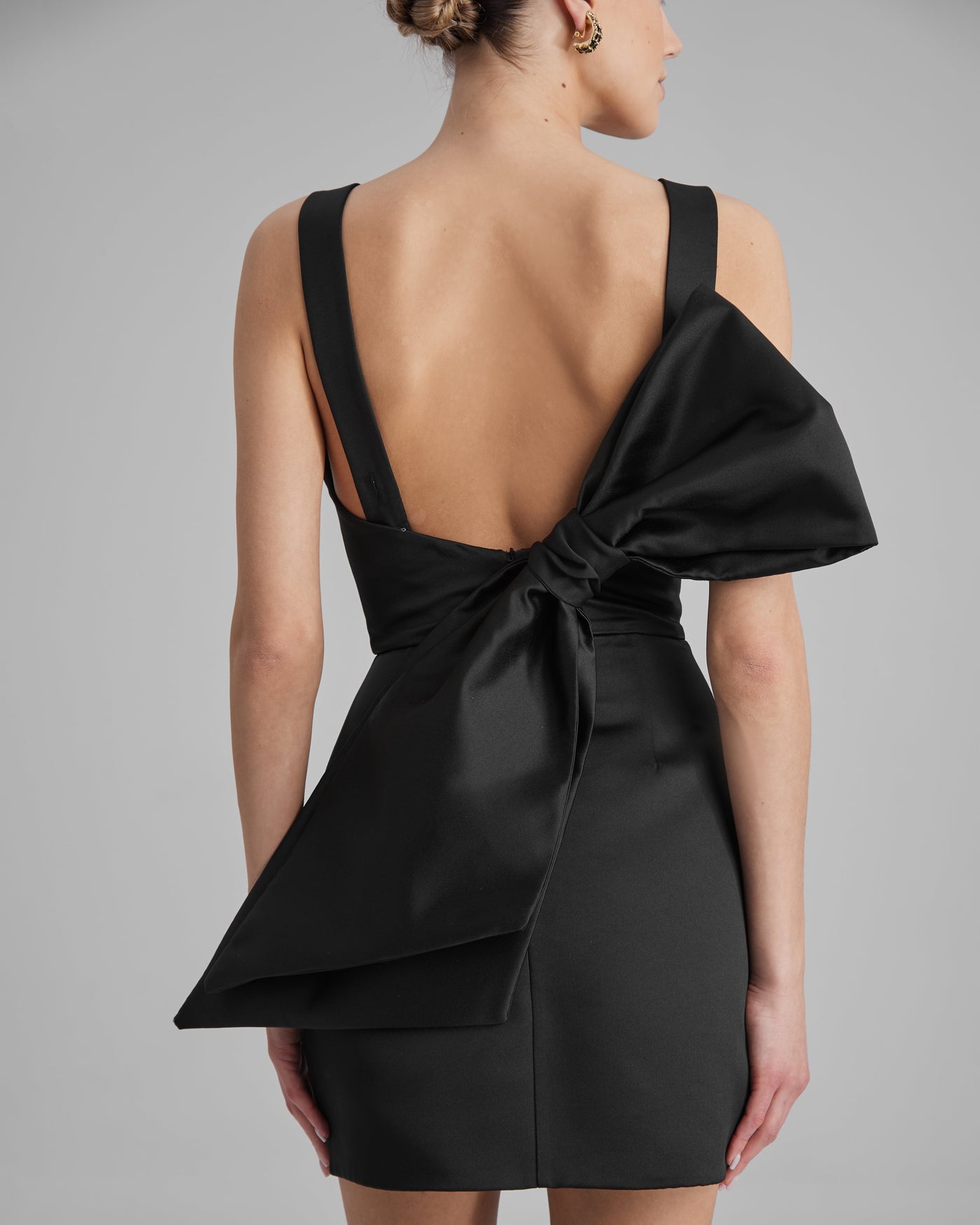 SKY DRESS + SIDE BOW | V neck mini in black